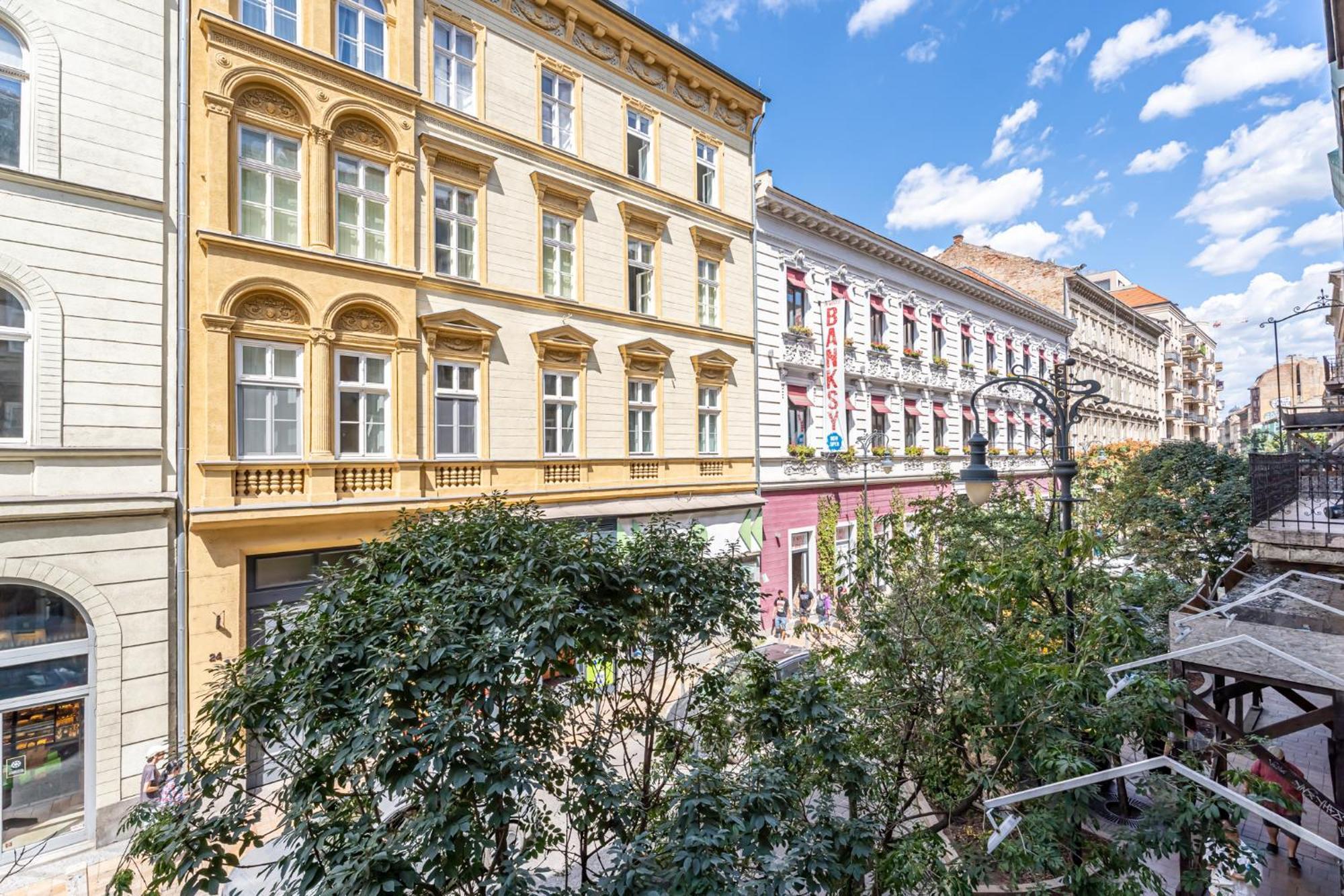 Gozsdu Court Le Noir Apartment